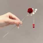 Pic-a-Chignon-Romantique-avec-Roses-Rouges-et-Branche-Doree-galerie-9877