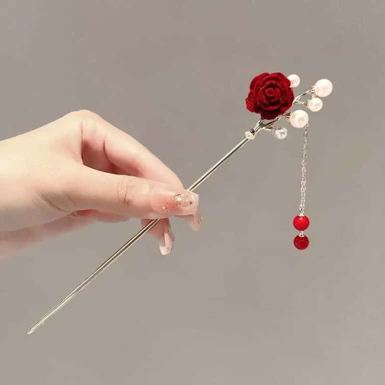 Pic-a-Chignon-Romantique-avec-Roses-Rouges-et-Branche-Doree-galerie-9877
