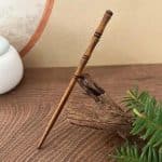 Pic-a-Chignon-Traditionnel-en-Bois-Naturel-avec-Pointe-Effilee-galerie-2768