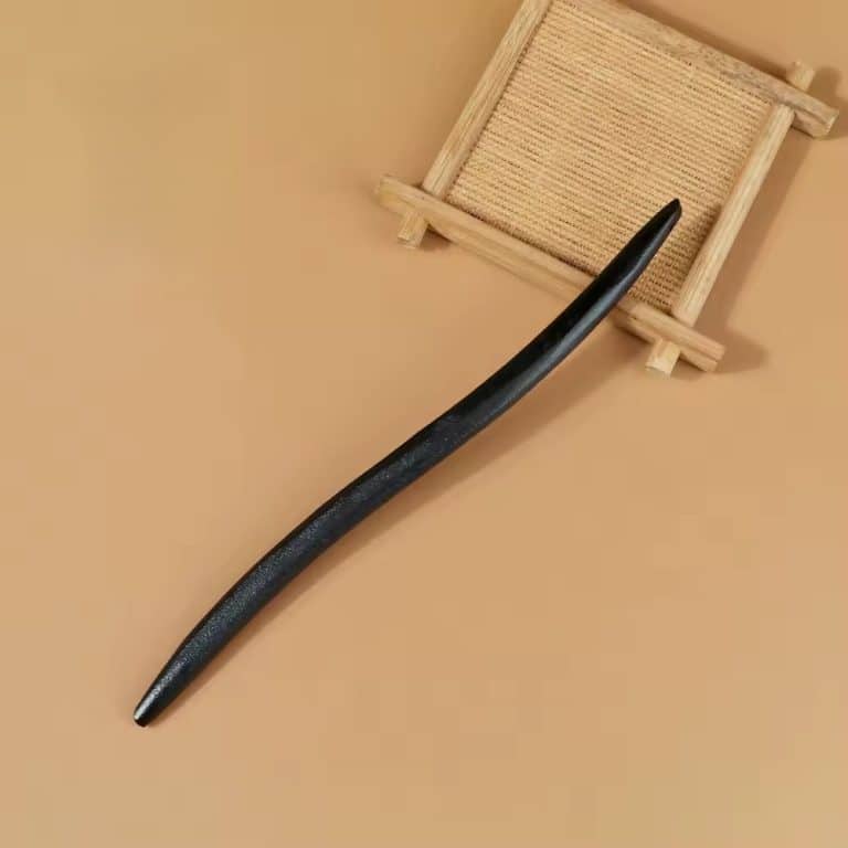 Pic-a-cheveux-en-bois-noir-de-style-asiatique-avec-extremite-sculptee-2452