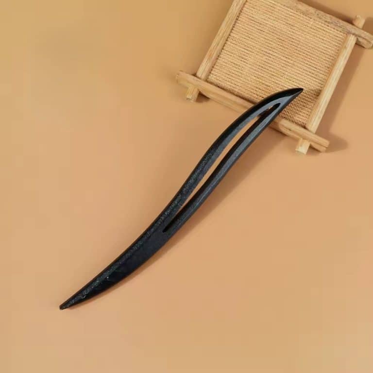 Pic-a-cheveux-en-bois-noir-de-style-asiatique-avec-extremite-sculptee-5542