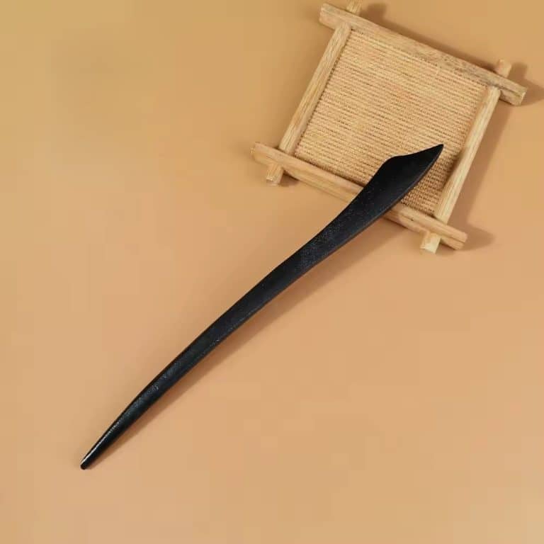 Pic-a-cheveux-en-bois-noir-de-style-asiatique-avec-extremite-sculptee-7317