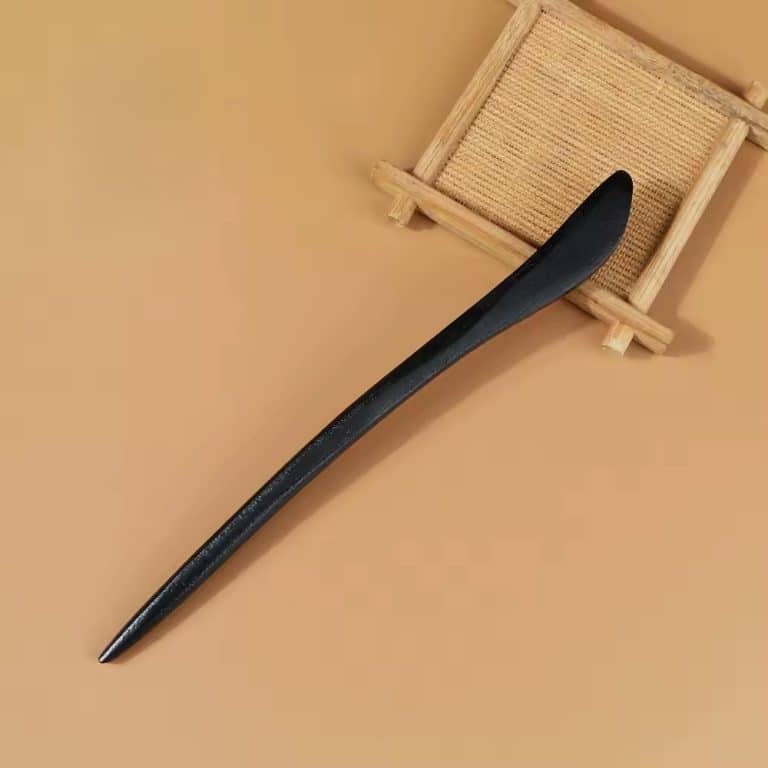 Pic-a-cheveux-en-bois-noir-de-style-asiatique-avec-extremite-sculptee-7437