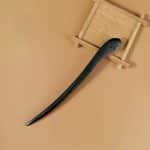 Pic-a-cheveux-en-bois-noir-de-style-asiatique-avec-extremite-sculptee-9436