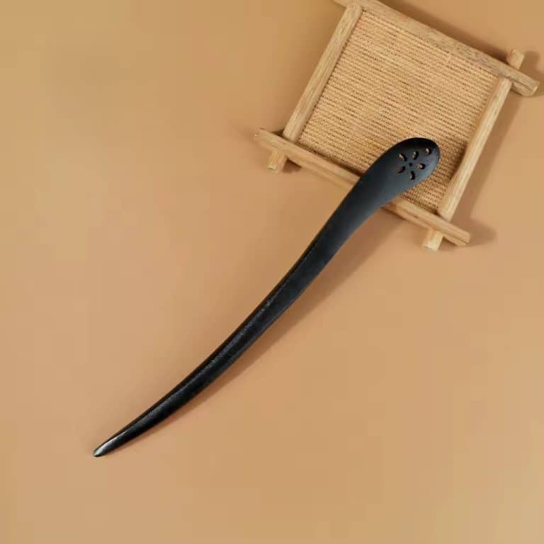 Pic-a-cheveux-en-bois-noir-de-style-asiatique-avec-extremite-sculptee-9436