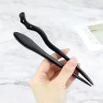Pic-a-cheveux-en-bois-noir-de-style-asiatique-avec-extremite-sculptee-9703