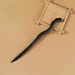 Pic-a-cheveux-en-bois-noir-de-style-asiatique-avec-extremite-sculptee-9967