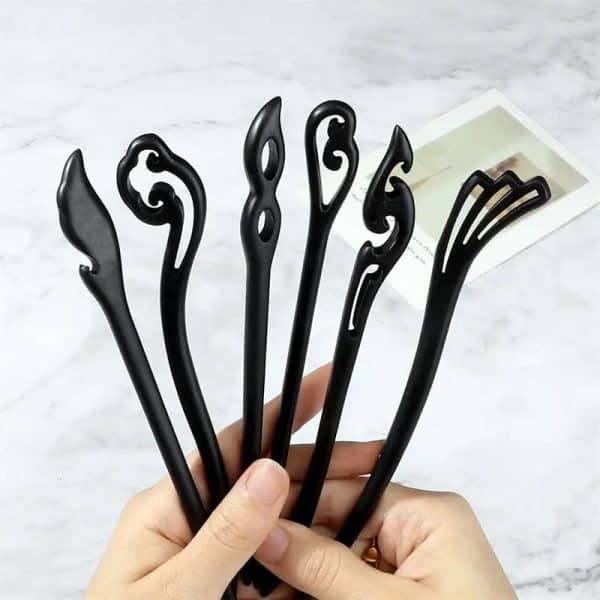 Pics à cheveux décoratifs en bois noir avec motif sculpté
