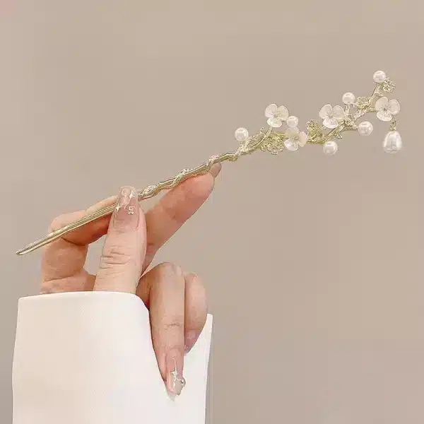 Pince à cheveux blanche nacrée avec tige torsadée et perles