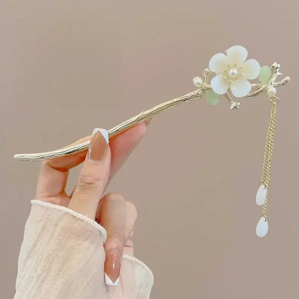 Pince à cheveux fleur en nacre blanche vert pâle avec chaînette dorée