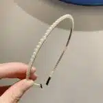 Serre-tête en forme d'arceau incurvé orné de perles nacrées - Perles Alignées Simple Rang