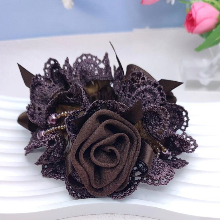 Chouchou-floral-en-dentelle-avec-rose-centrale-et-perles-picture-10