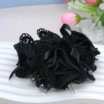 Chouchou-floral-en-dentelle-avec-rose-centrale-et-perles-picture-11