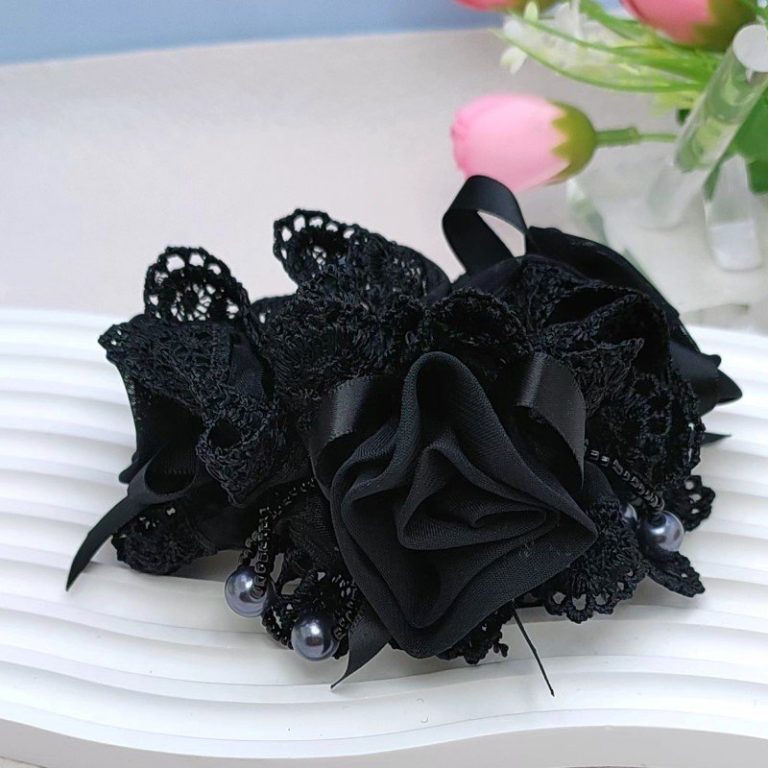Chouchou-floral-en-dentelle-avec-rose-centrale-et-perles-picture-11