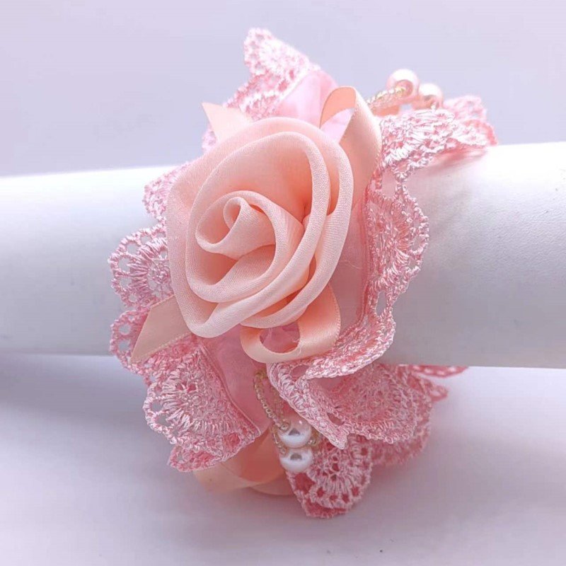 Scrunchie in pizzo con rosa e perle