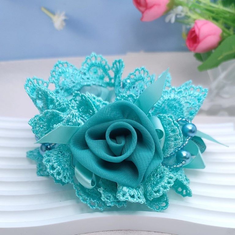 Chouchou-floral-en-dentelle-avec-rose-centrale-et-perles-picture-3