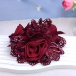 Chouchou-floral-en-dentelle-avec-rose-centrale-et-perles-picture-4