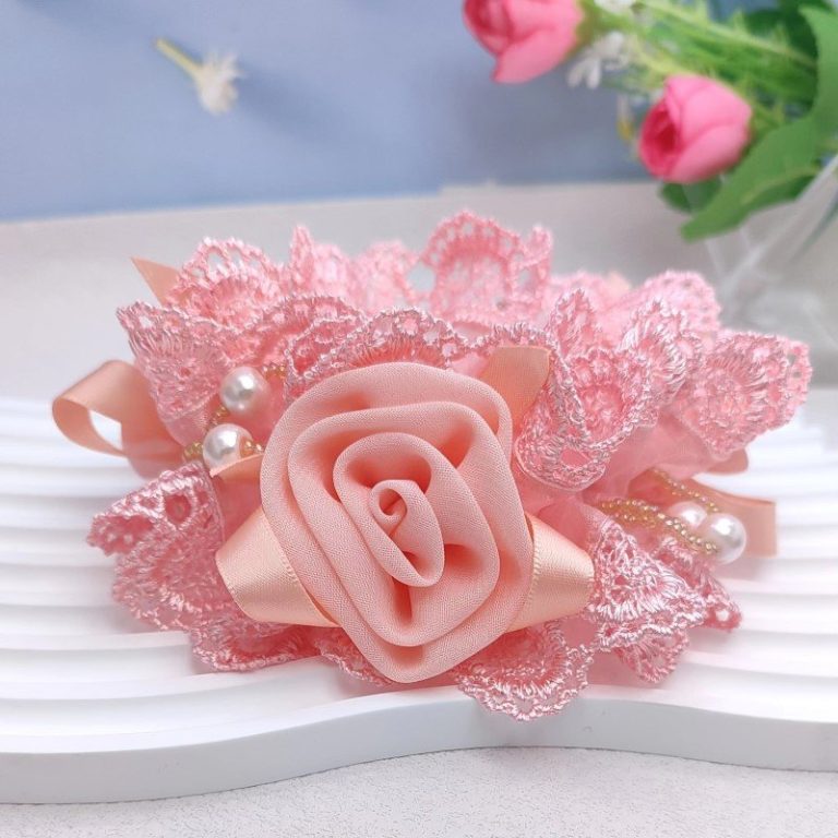 Chouchou-floral-en-dentelle-avec-rose-centrale-et-perles-picture-5
