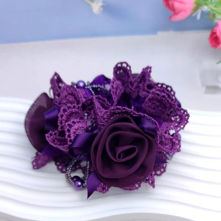 Chouchou-floral-en-dentelle-avec-rose-centrale-et-perles-picture-6