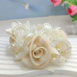 Chouchou-floral-en-dentelle-avec-rose-centrale-et-perles-picture-7