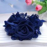 Chouchou-floral-en-dentelle-avec-rose-centrale-et-perles-picture-8