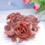 Chouchou-floral-en-dentelle-avec-rose-centrale-et-perles-picture-9