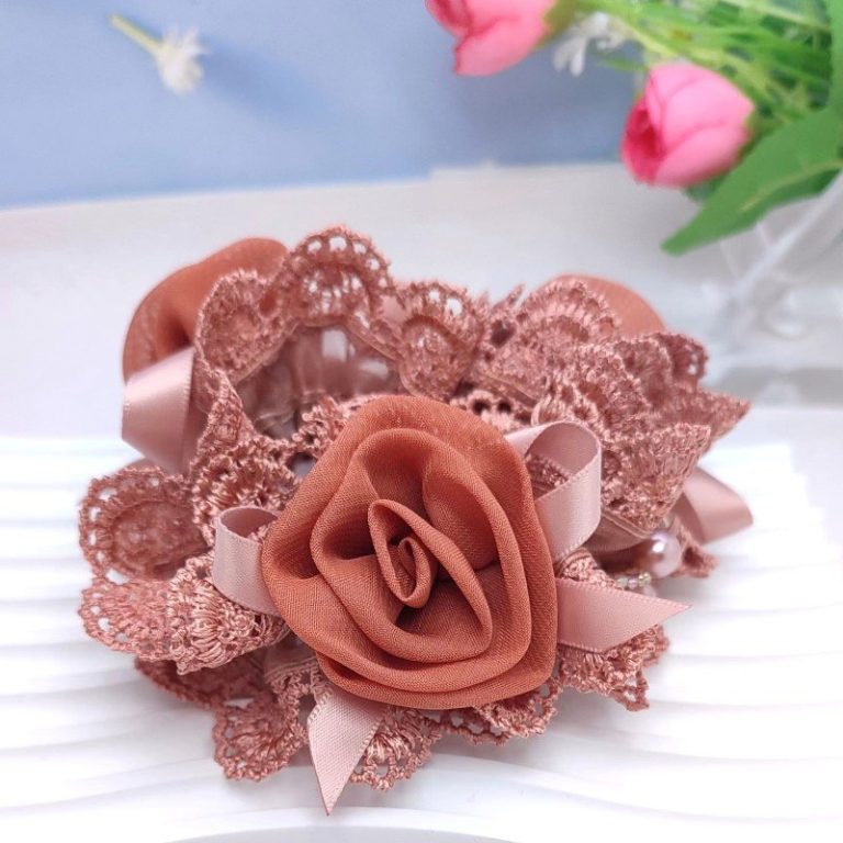 Chouchou-floral-en-dentelle-avec-rose-centrale-et-perles-picture-9