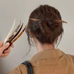 Epingle-a-cheveux-chignon-en-acetate-marbre-translucide-avec-extremites-effilees-picture-1