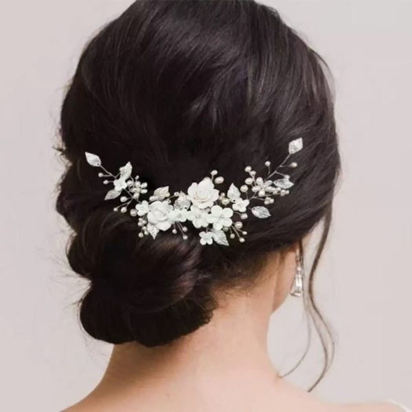 Ornement floral pour coiffure de mariage avec couronne de fleurs blanches et perles nacrées