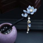 Pic-a-cheveux-decoratif-en-bois-avec-fleurs-et-pendentifs-picture-1