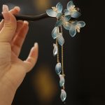 Pic-a-cheveux-decoratif-en-bois-avec-fleurs-et-pendentifs-picture-11