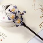 Pic-a-cheveux-decoratif-en-bois-avec-fleurs-et-pendentifs-picture-18