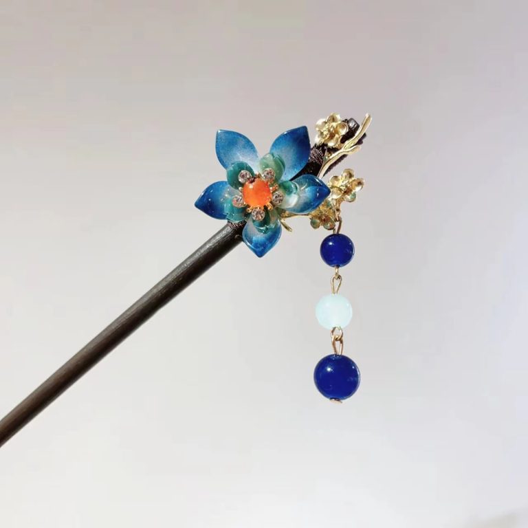Pic-a-cheveux-decoratif-en-bois-avec-fleurs-et-pendentifs-picture-19