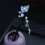 Pic-a-cheveux-decoratif-en-bois-avec-fleurs-et-pendentifs-picture-2