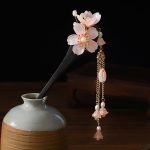 Pic-a-cheveux-decoratif-en-bois-avec-fleurs-et-pendentifs-picture-4
