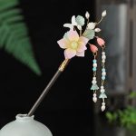 Pic-a-cheveux-decoratif-en-bois-avec-fleurs-et-pendentifs-picture-8