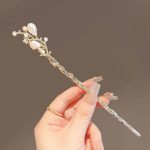 Pic-a-cheveux-en-alliage-dore-orne-de-perles-nacrees-et-strass-motif-floral-picture-2