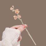 Pic-a-cheveux-floral-argente-avec-branche-ornee-de-fleurs-en-email-et-perles-picture-4