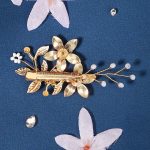 Pince-a-cheveux-mariage-avec-trois-fleurs-roses-en-metal-emaille-et-strass-picture-4