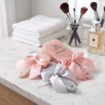 Brosse-a-coussin-dair-avec-nud-satin-ambiance-9182