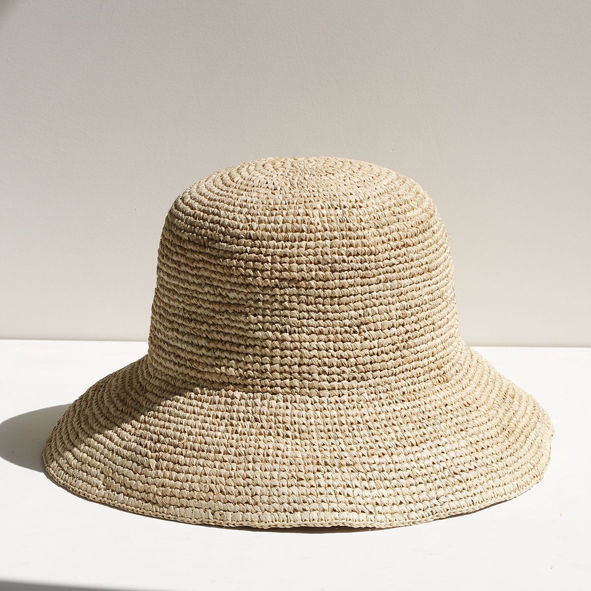 Chapeau-cloche-en-raphia-crochete-picture-1