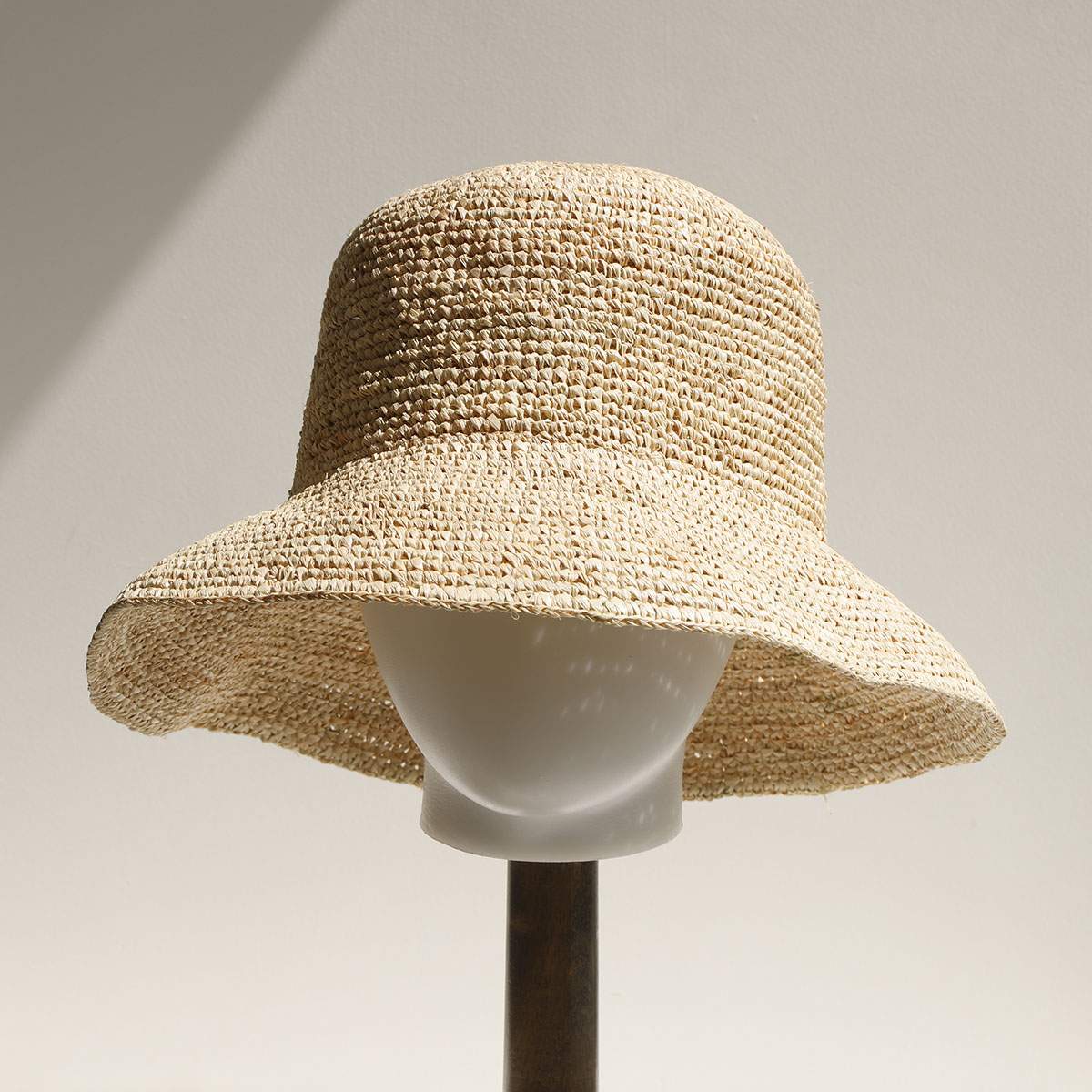 Chapeau-cloche-en-raphia-crochete-picture-2