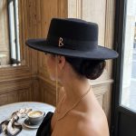 Chapeau-femme-a-chaine-doree-ambiance-9201